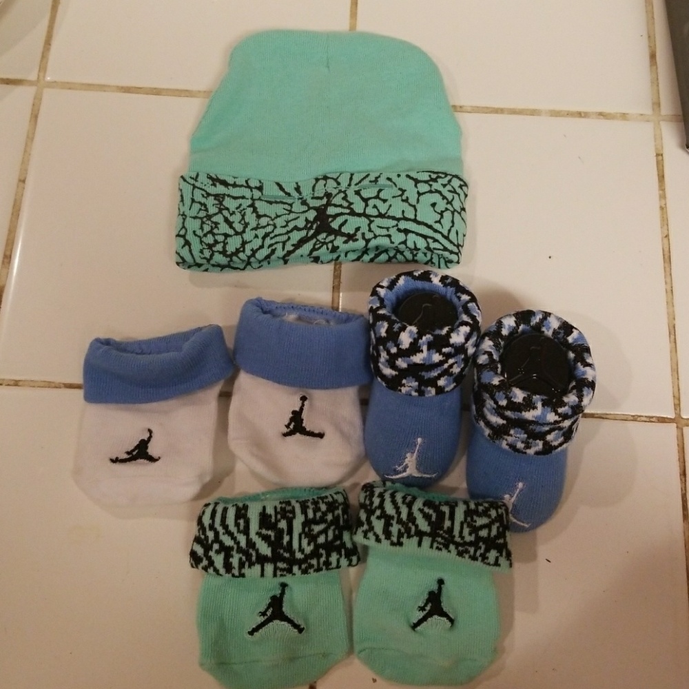 Infant Jordan socks and beanie